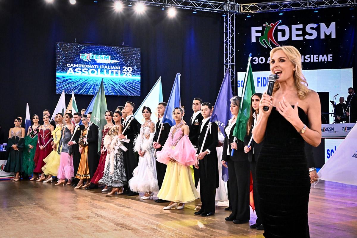 ASSOLUTI 2026, ASSEGNATI I TITOLI DELLE DANZE STANDARD. ATTESA PER IL GRAN FINALE CON LE LATINO AMERICANE